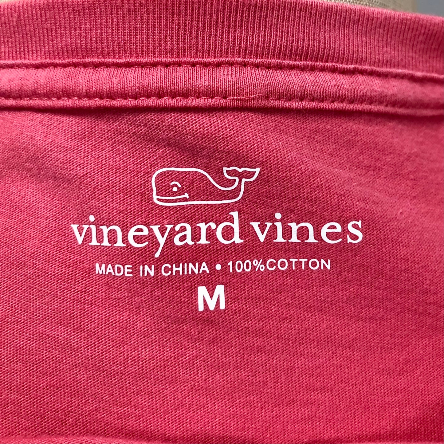 Camiseta cuello redondo Vineyard Vines 🐳 color rosado magenta con Diseño de Cangrejo Talla Medium
