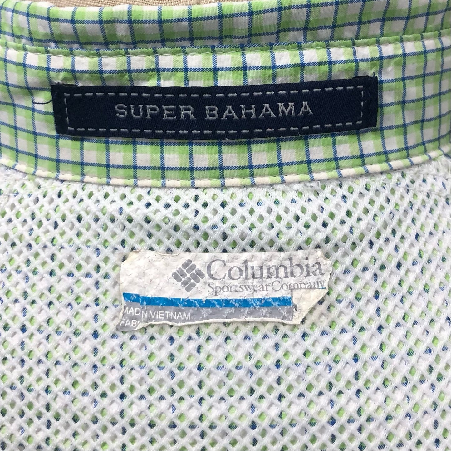 Camisa Columbia 🔹 Super Bahama Color blanco de cuadros en verde y negro Talla XS