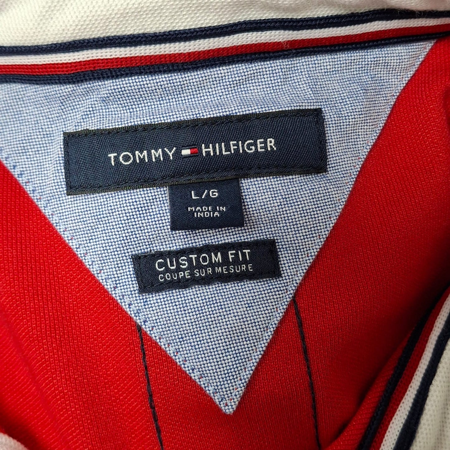 Camiseta Polo Tommy Hilfiger 🇺🇸 color rojo con diseño de logo en azul navy Talla L Entalle Custom Fit