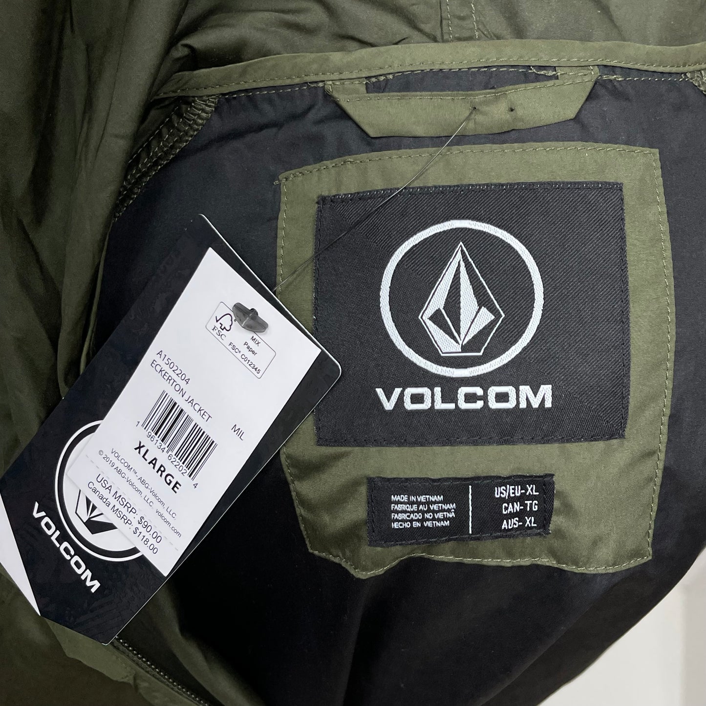 Jacket Volcom 🛹 color verde olivo y negro con zÃper completo y logo en color gris claro Talla XL