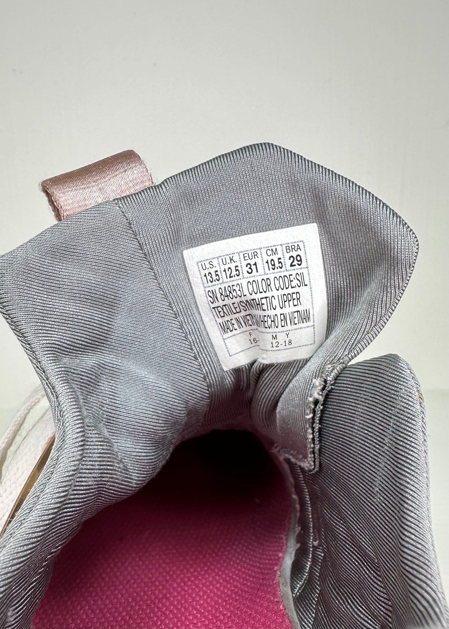 Zapatillas de niña Skechers👟 Color gris plateado y rosado Talla 13.5