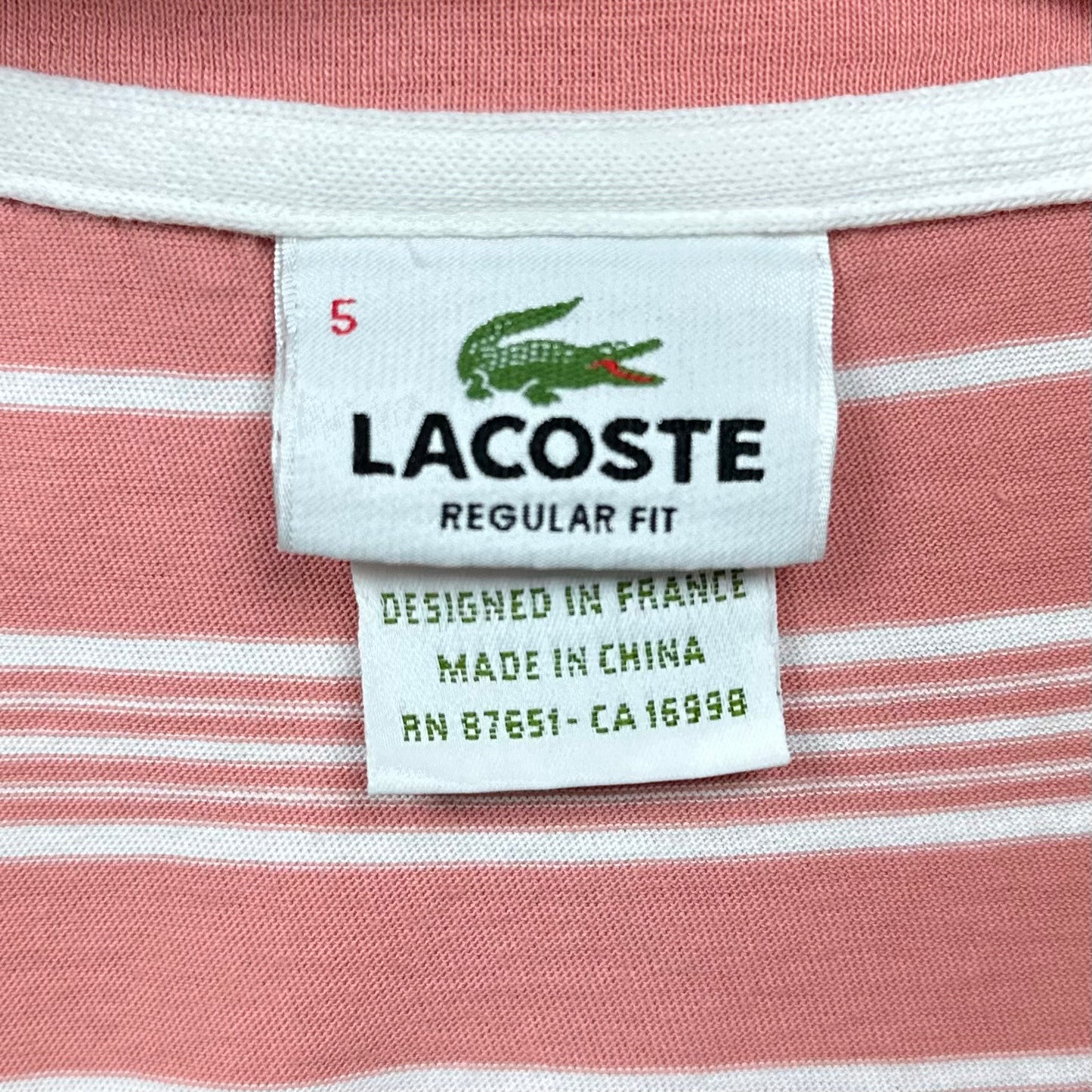 Camiseta cuello V Lacoste 🐊 con patrón de rayas en color rosado salmón y blanco Talla Medium Entalle Regular