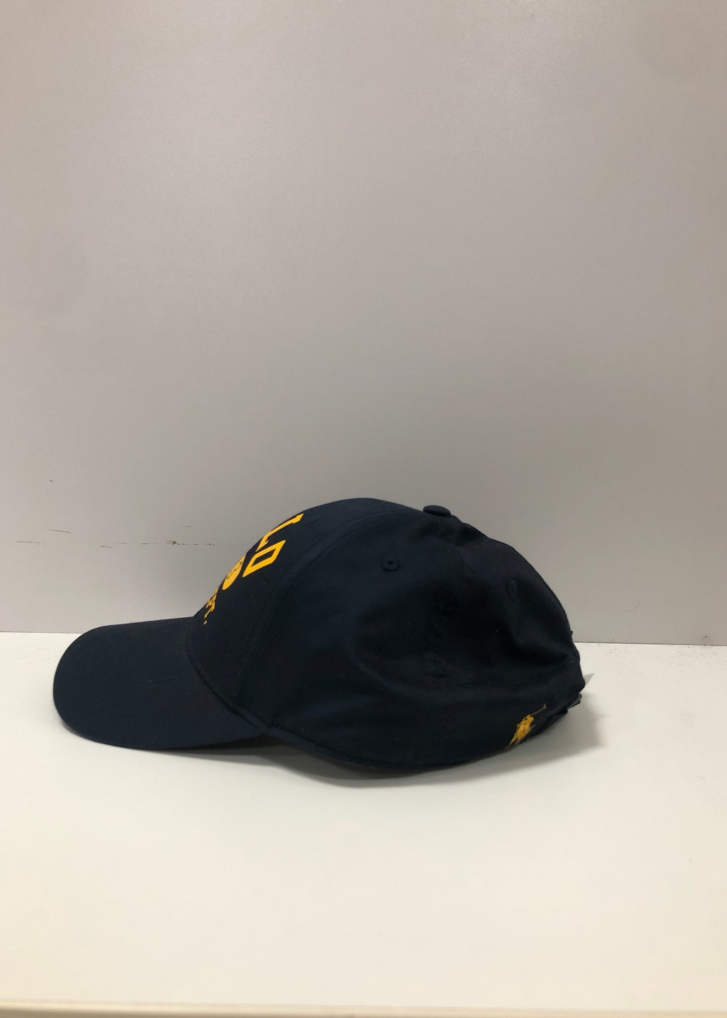 Gorra Ralph Lauren 🏇🏼 color azul navy y diseño de logo Polo 1993 en amarillo