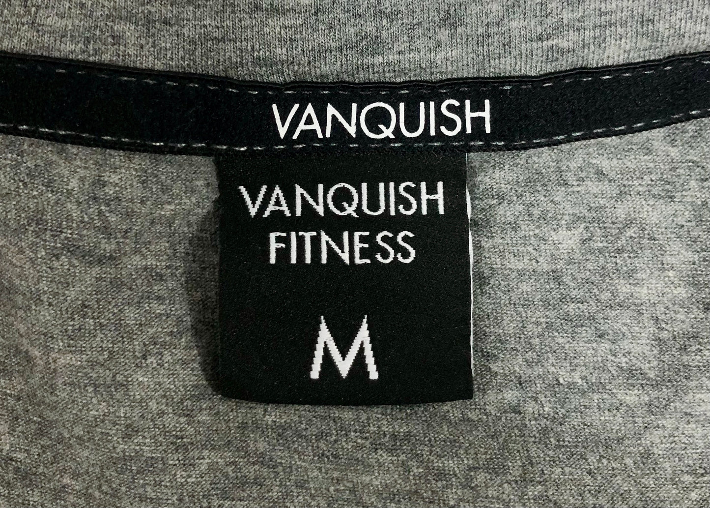 Camiseta de entrenamiento Vanquish 🏋🏽 color gris oscuro y logo en negro Talla M