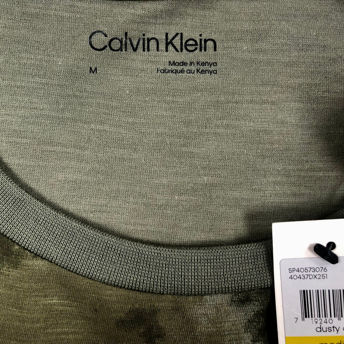 Camiseta cuello Redondo Calvin Klein 🇺🇸 con diseño de camuflaje color verde oliva Talla M