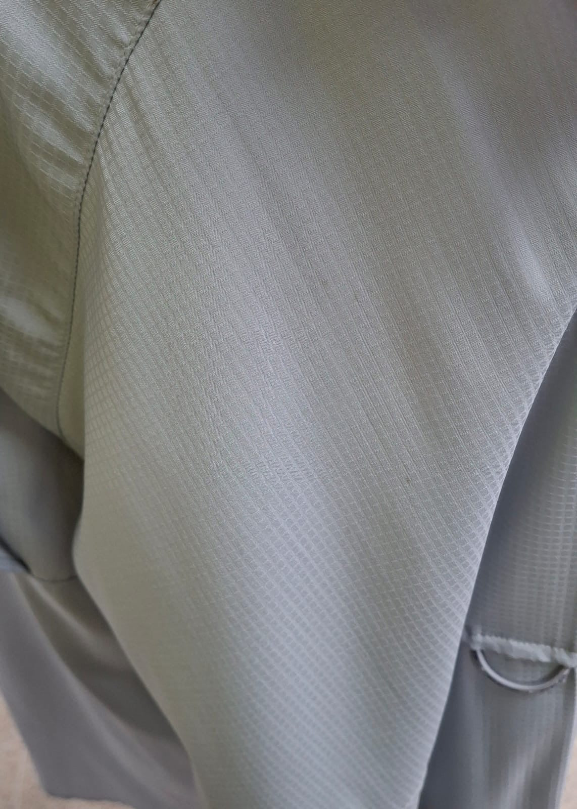 Camisa Columbia 🔹con bolsillo color gris claro con Omni Shade Manga large Talla L (ver descripción)