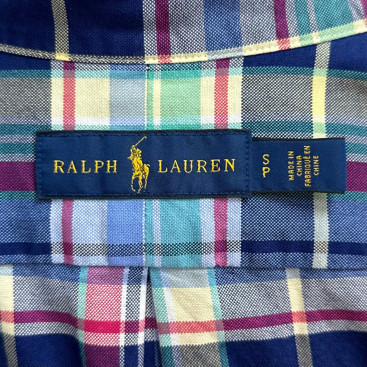 Camisa Polo Ralph Lauren 🏇🏼 con patron de cuadros tartán en color azul navy, verde y celeste Talla S Entalle Regular