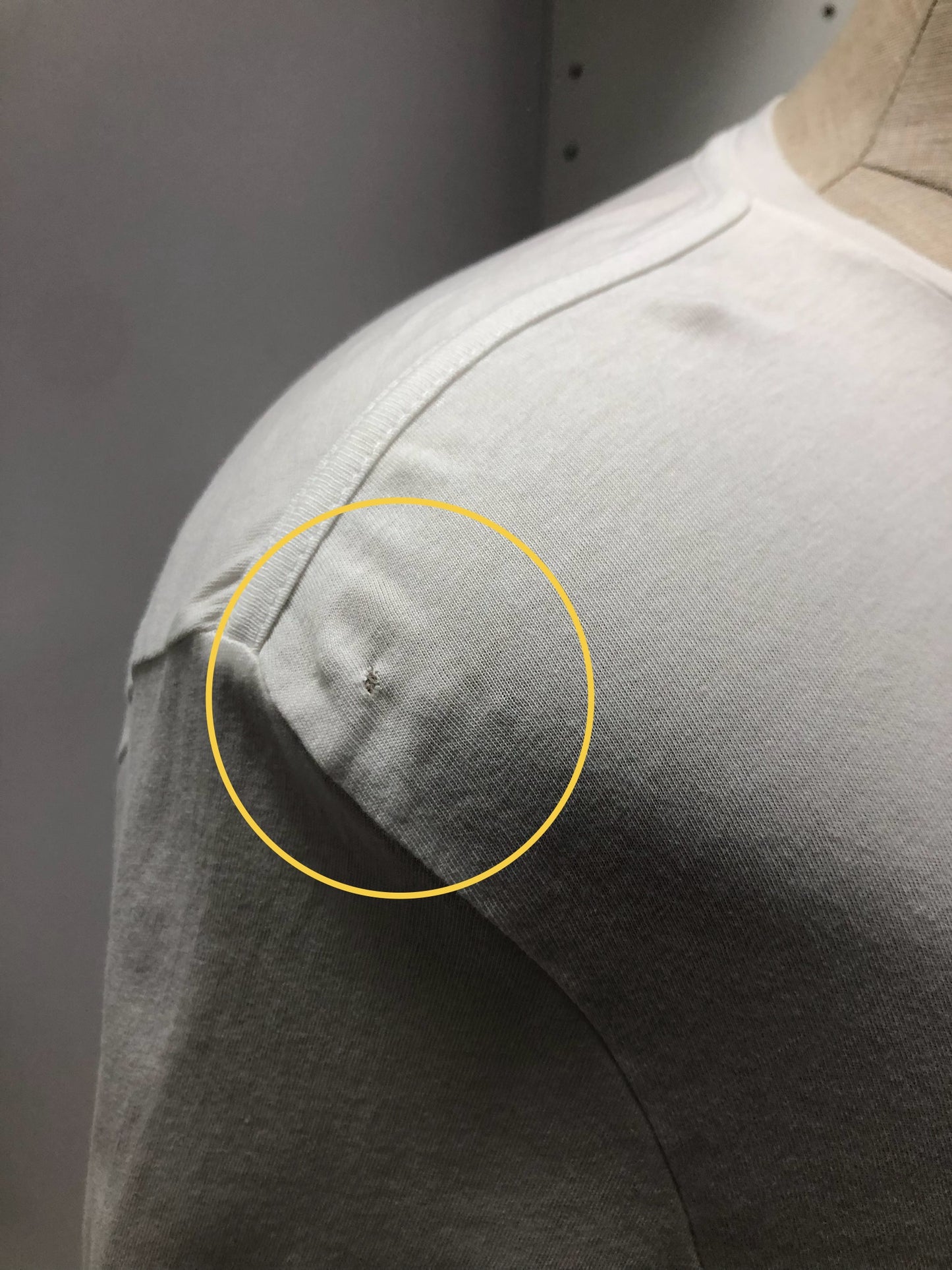 Camiseta cuello redondo AllSaints 🦌 color blanco y rayas en color gris y negro Talla L (ver descripción)