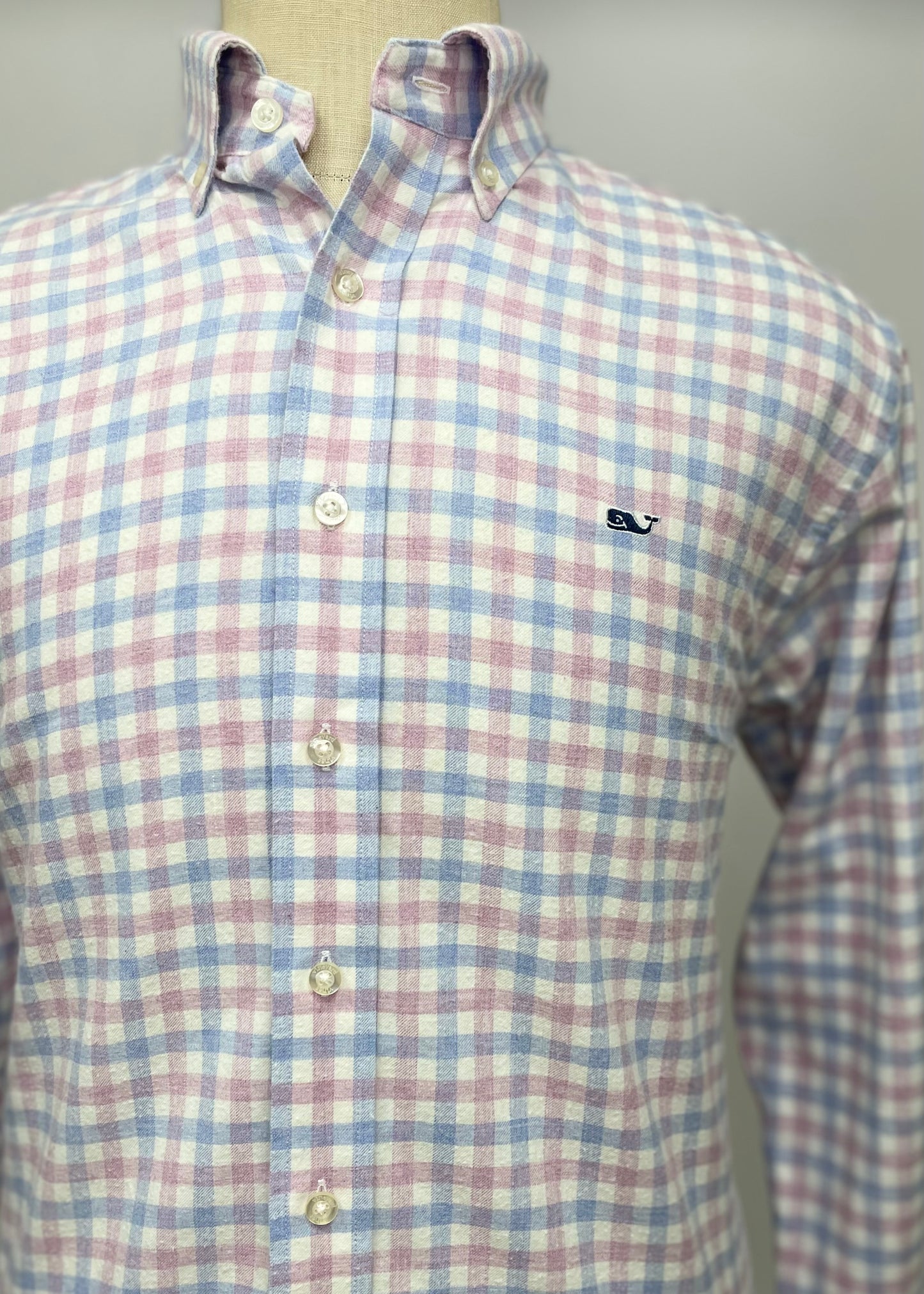 Camisa de botones Vineyard Vines 🐳 color blanco de cuadros en color celeste y rosado Talla L Entalle Regular