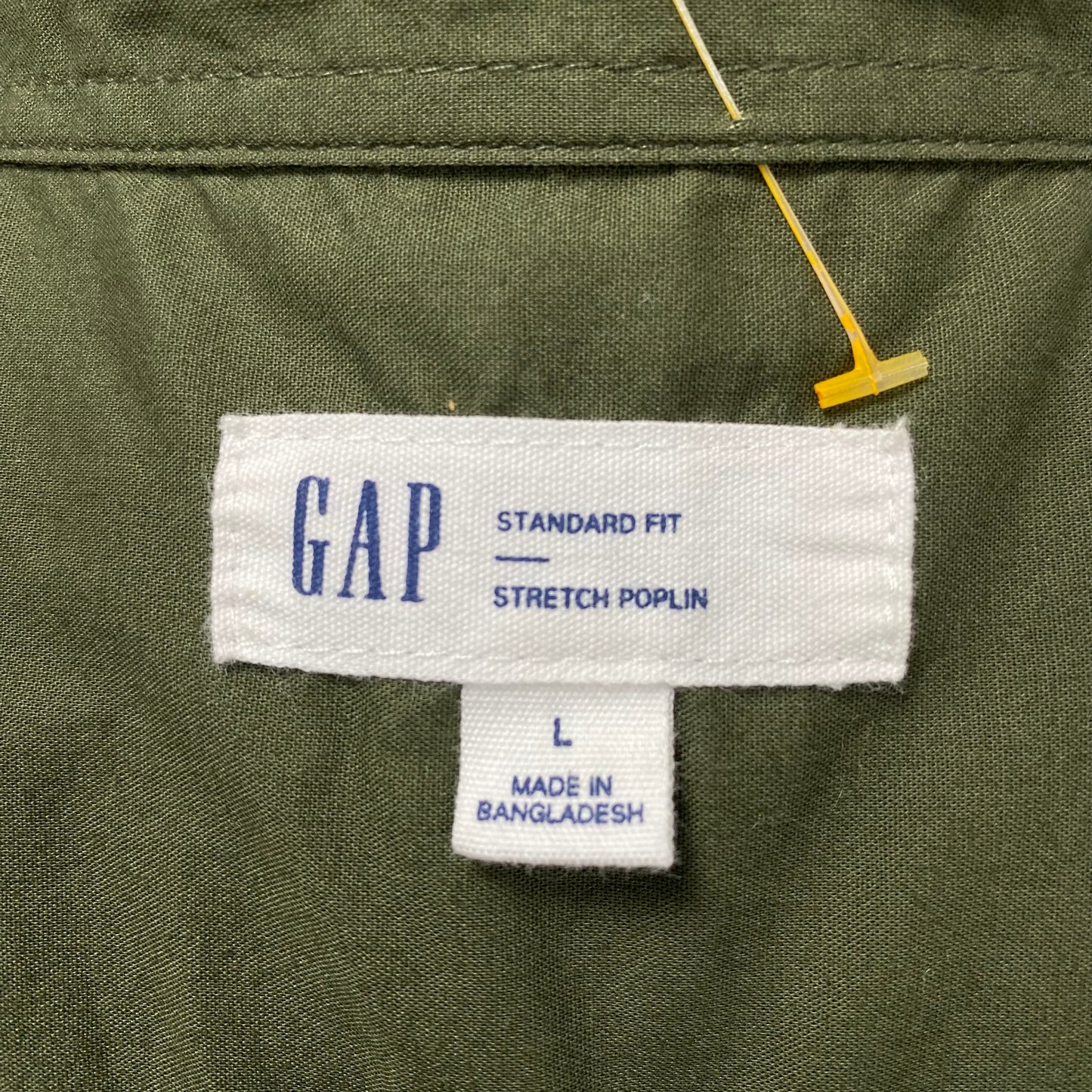 Camisa de botones GAP color verde oliva Talla L Entalle Regular