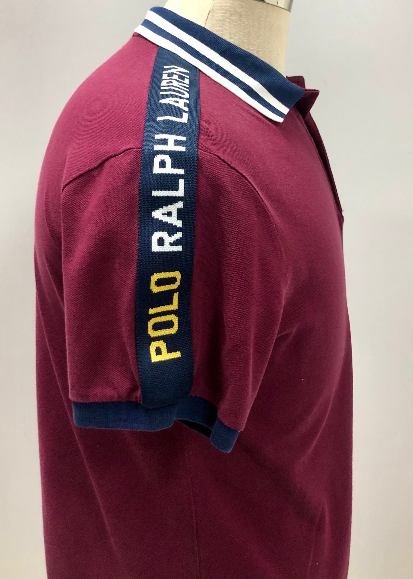 Camiseta Polo Ralph Lauren 🏇🏼 Color rojo oscuro con diseño de logo en letras Talla M Entalle Custom Slim Fit