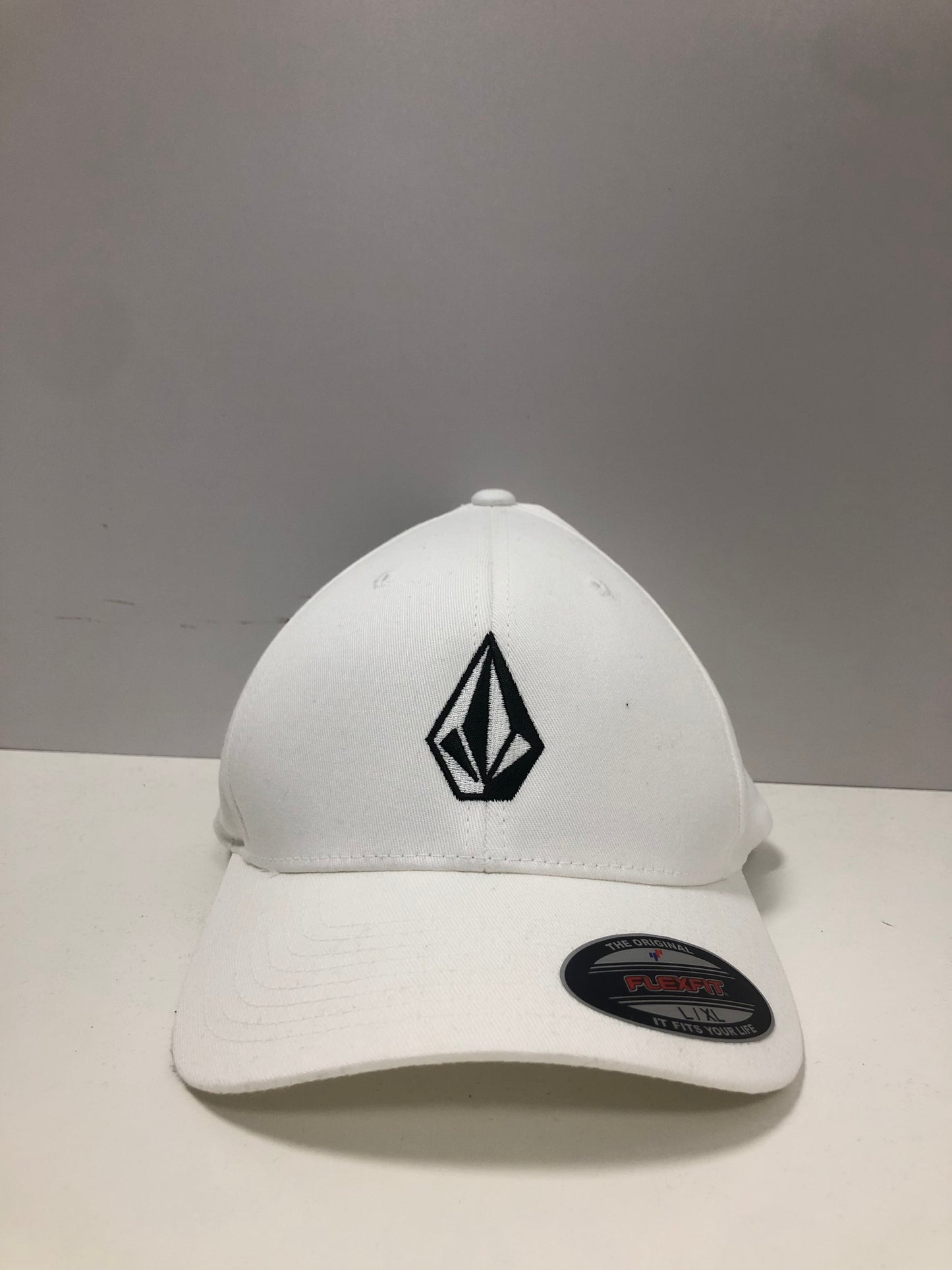 Gorra Volcom 🔷 color blanco y logo bordado tradicional en color negro