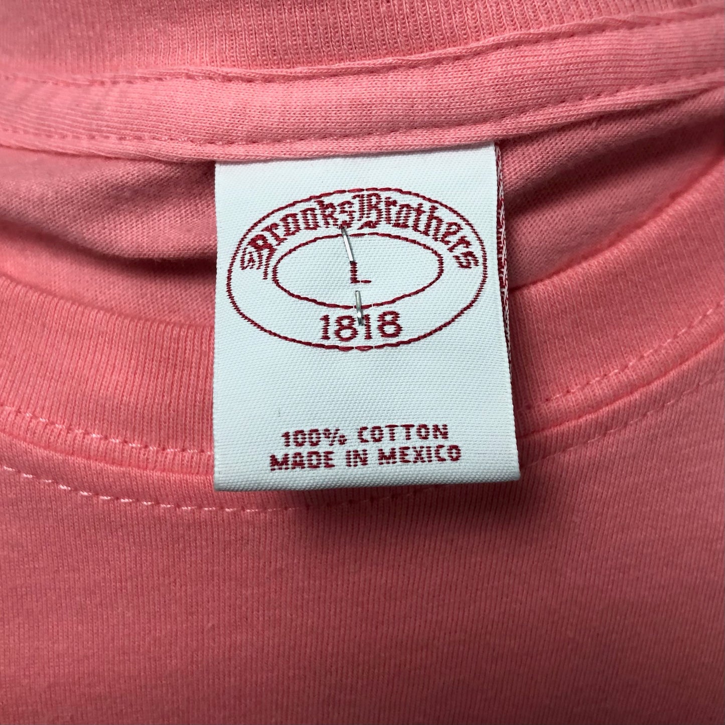 Camiseta cuello redondo Brooks Brothers 🐑 color rosado y logo de Piña Talla L