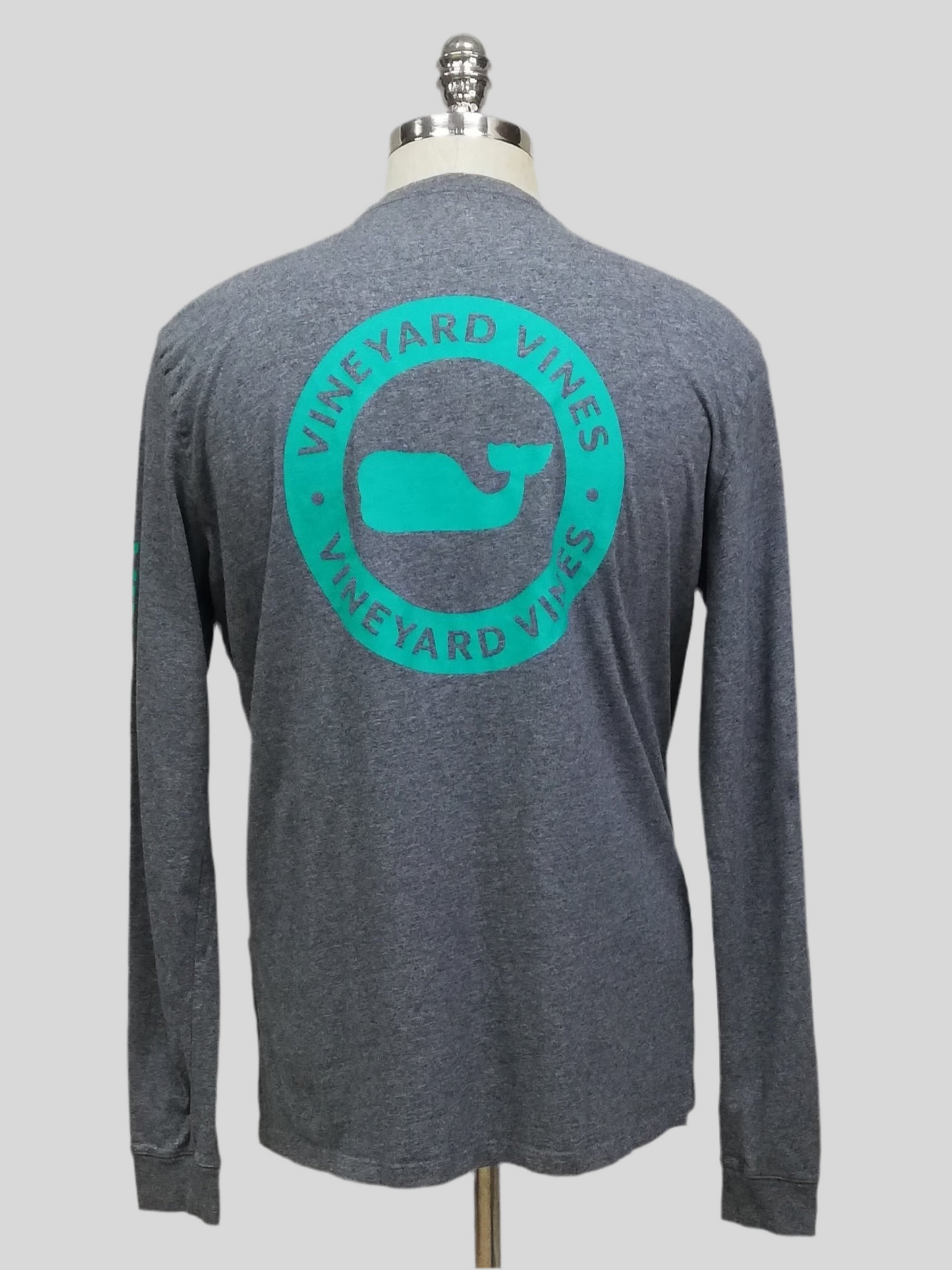 Camiseta de bolsillo Vineyard Vines 🐳 color gris oscuro con Diseño de ballena en turquesa Talla M