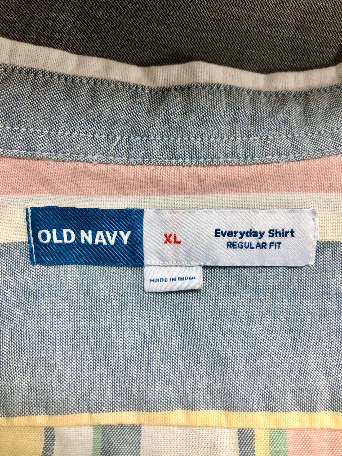 Camisa de botones Old Navy 🇺🇸 Oxford de rayas color rosado, gris y blanco Talla XL Entalle Regular