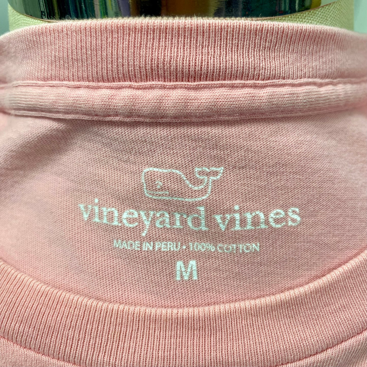 Camiseta de bolsillo Vineyard Vines 🐳 color rosado claro con Diseño de ballena en pez Talla M