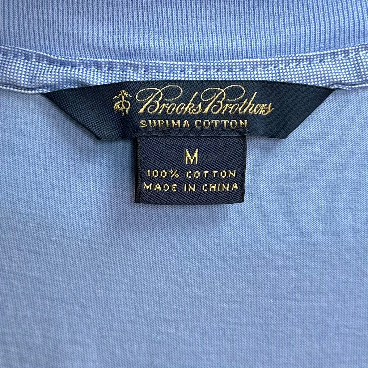 Camiseta cuello redondo Brooks Brothers 🐑 color celeste y logo dorado Talla M