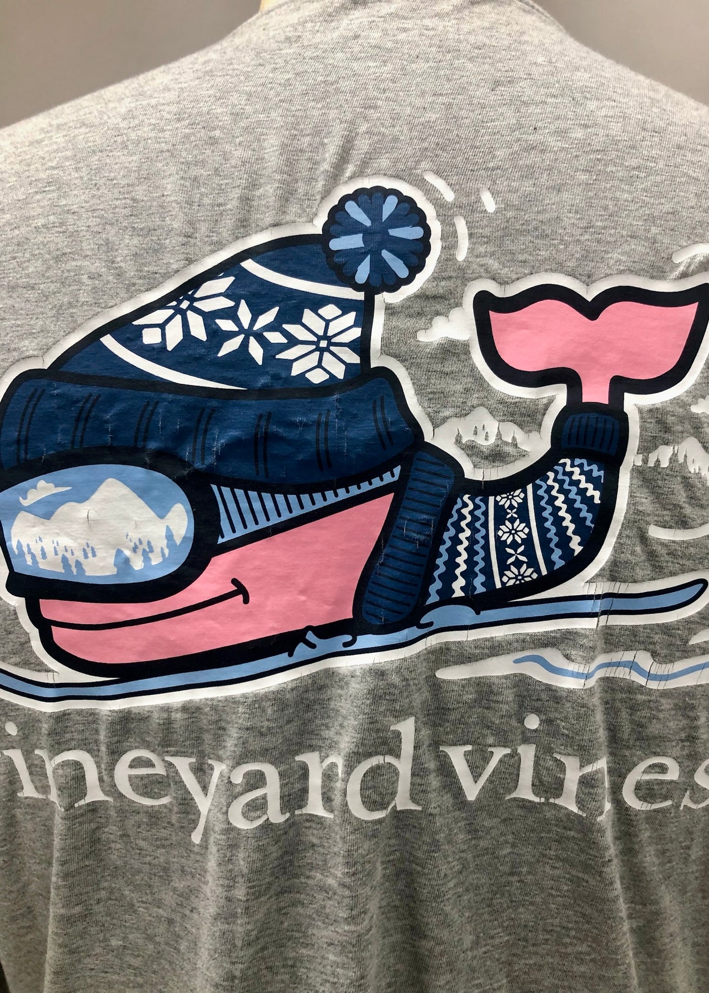 Camiseta cuello redondo Vineyard Vines 🐳 color gris con logo de ballena esquiando Talla S (ver descripción)