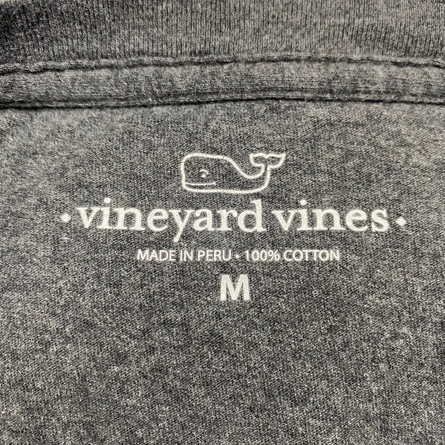 Camiseta de bolsillo Vineyard Vines 🐳 color gris oscuro con Diseño de ballena de Futbol Americano Talla M