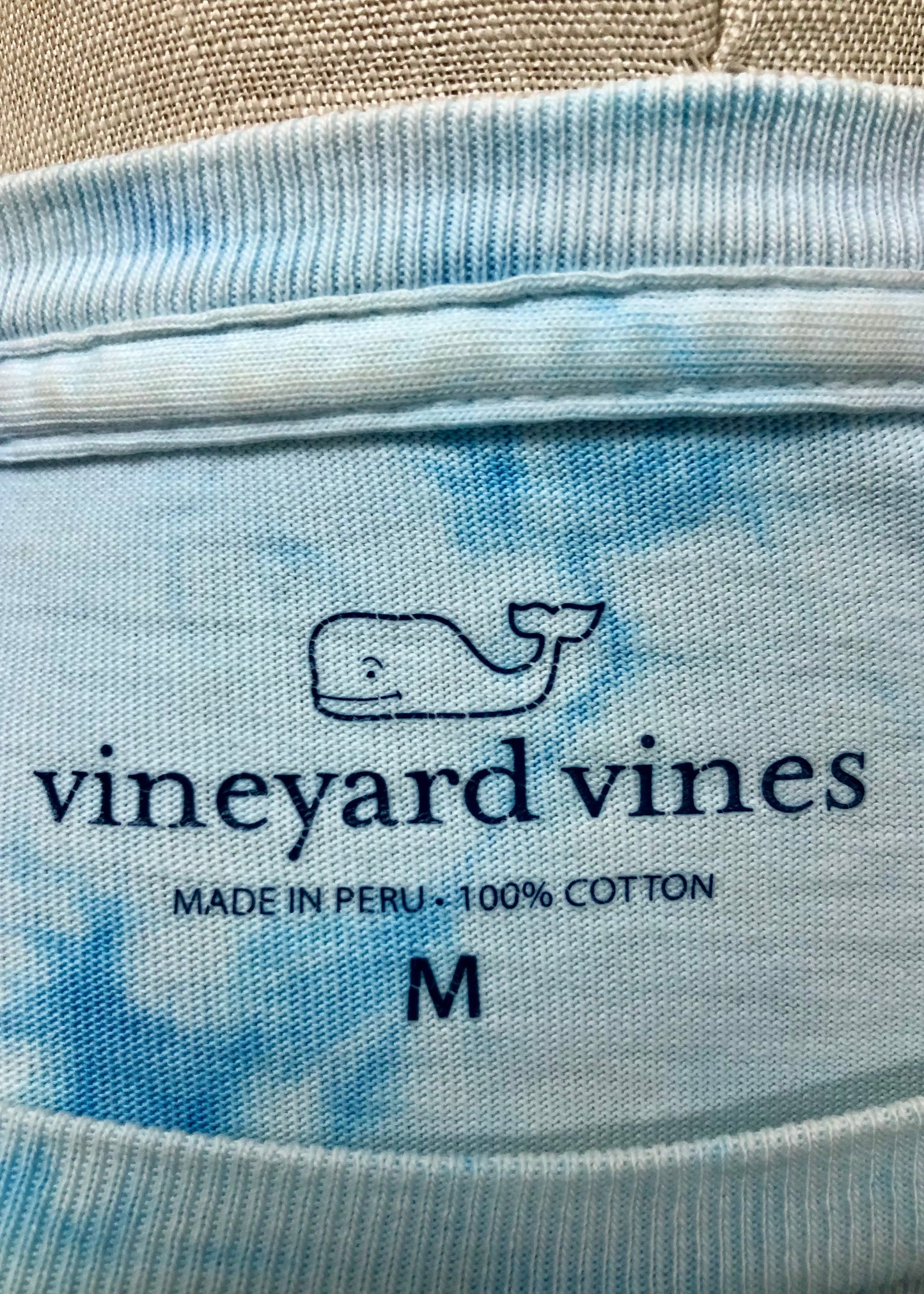 Camiseta cuello redondo Vineyard Vines 🐳 color celeste con Diseño de ballena tie dye Talla M