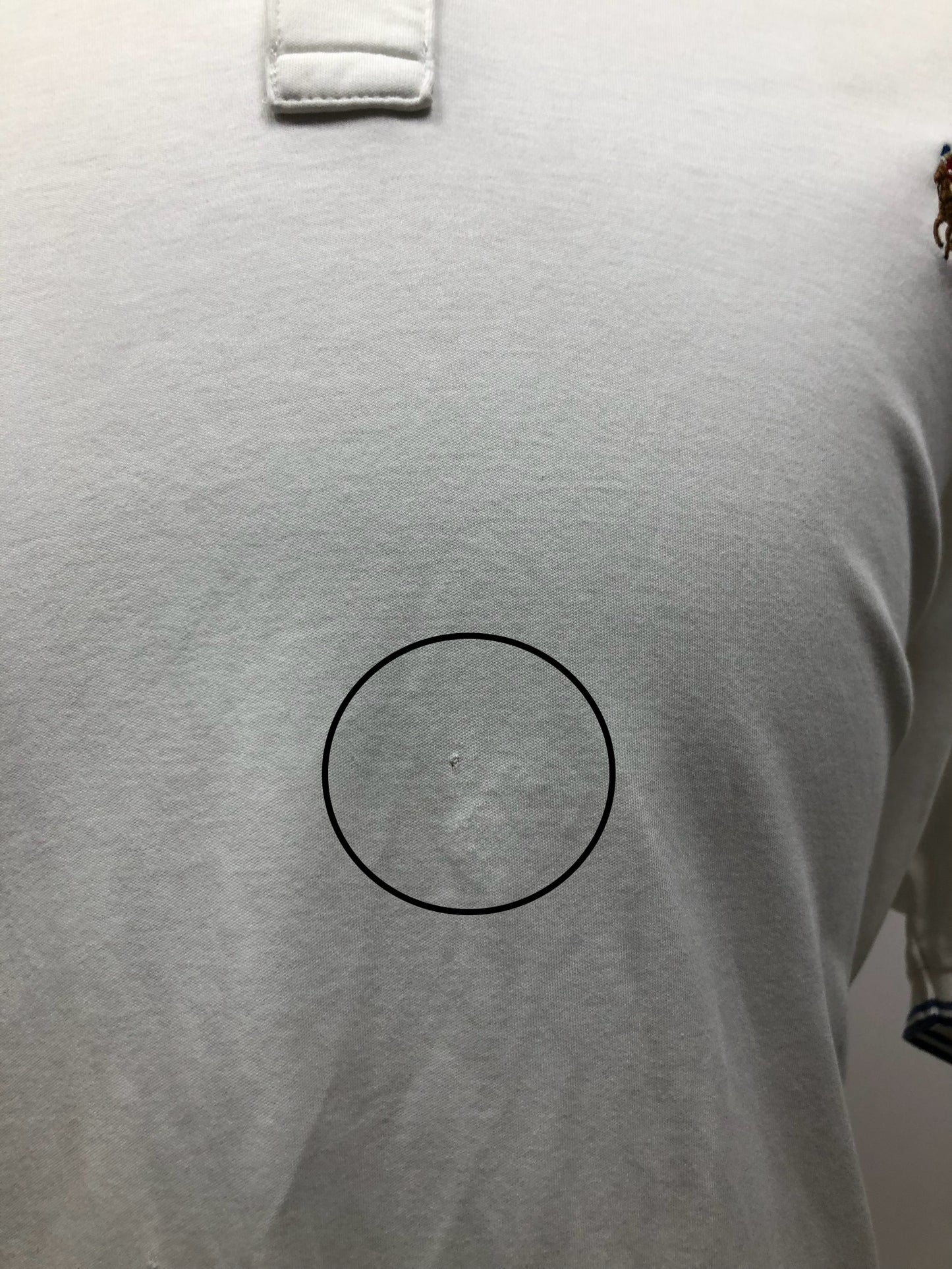 Camiseta Polo Ralph Lauren 🏇🏼 Color blanco con diseño en cuello en azul Talla XXL Entalle Clásico (ver descripción)