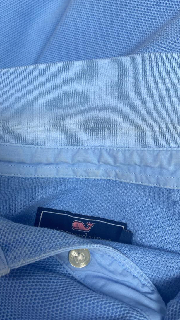 Camiseta Polo Vineyard Vines 🐳 color celeste con cuello y manga en celeste claro Talla M Entalle Regular ( ver descripción)