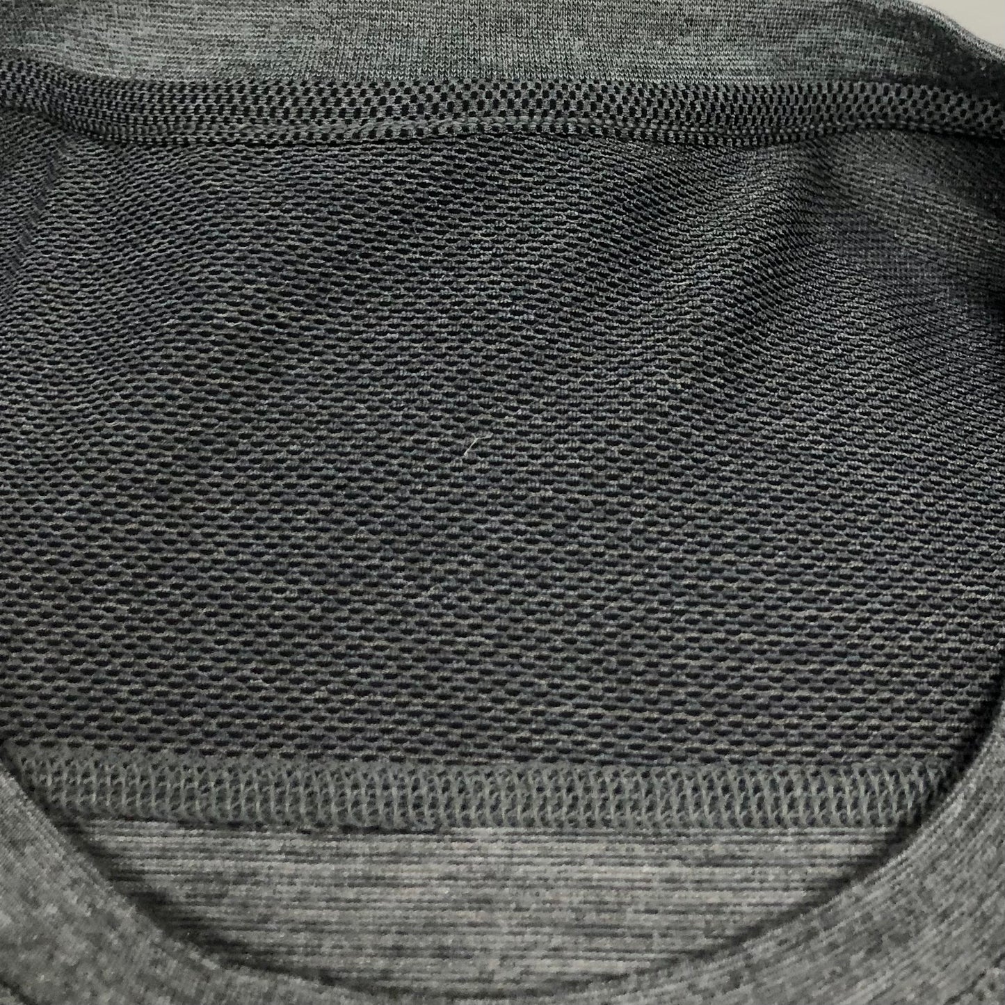 Camiseta cuello redondo Lululemon 🧘🏻♂️ color gris Talla M