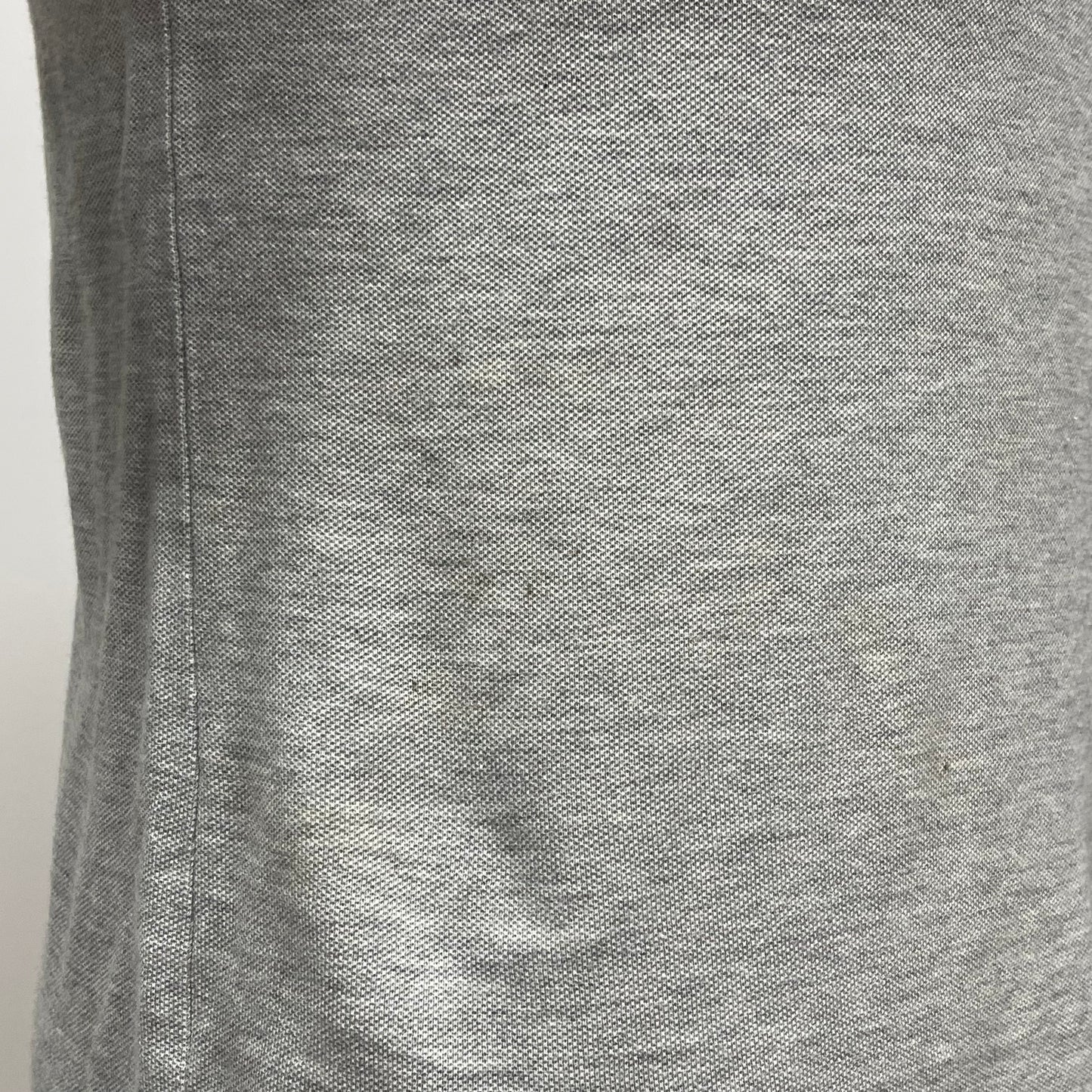 Camiseta cuello redondo Polo Ralph Lauren 🏇🏼 color gris con diseño en cuello en color negro Talla S (ver descripción)