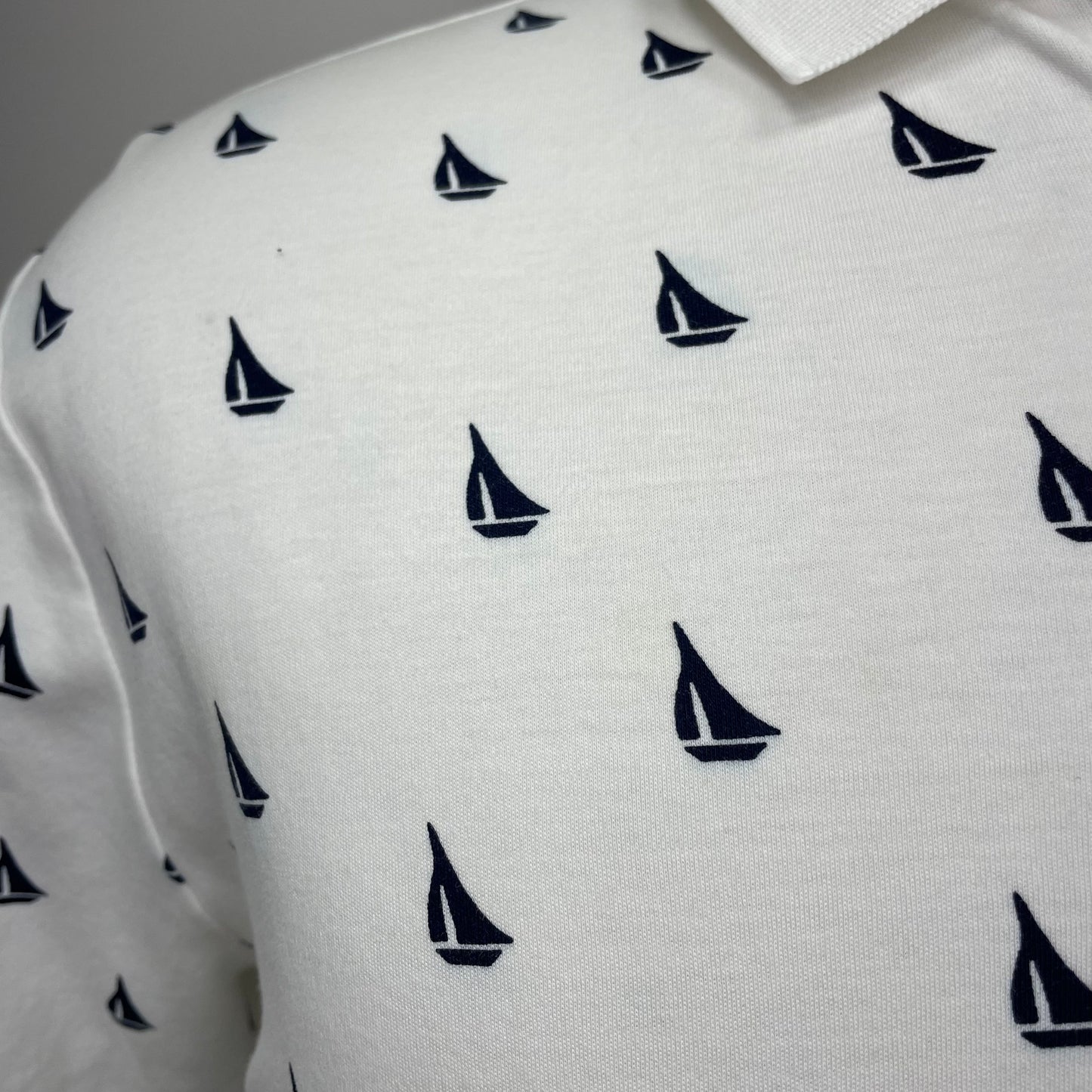 Camiseta Polo Ralph Lauren 🏇🏼 Color blanco con diseño de veleros en color azul Talla L Entalle Custom Slim Fit