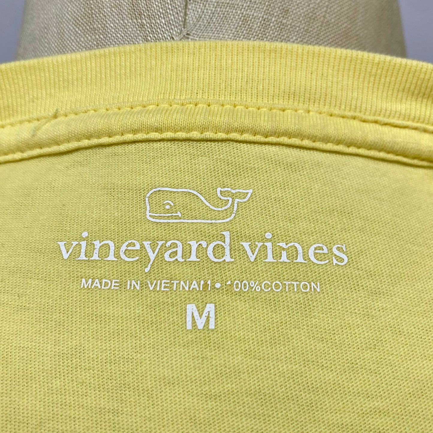 Camiseta de bolsillo Vineyard Vines 🐳 color amarillo claro con Diseño de ballena floral en azul Talla M