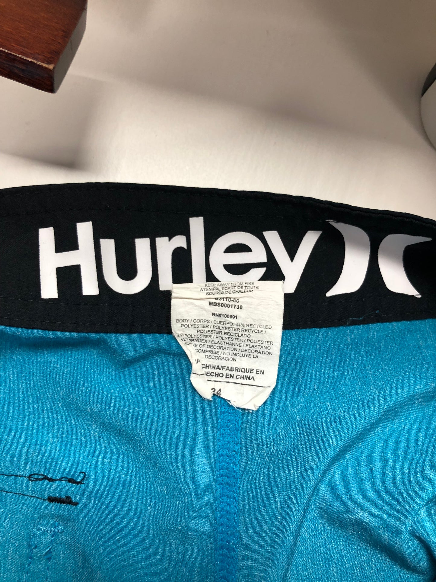 Short de baño Hurley 🏄🏽♂️ color turquesa y diseño de rayas en negro talla 34 (L)