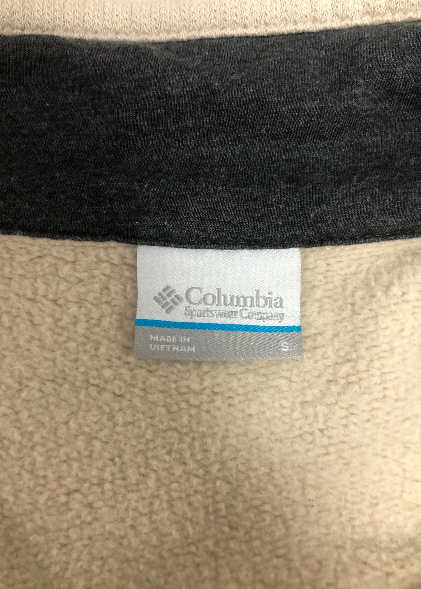 Sueter Jersey Columbia 🔷 color crema y logo en color negro Talla S