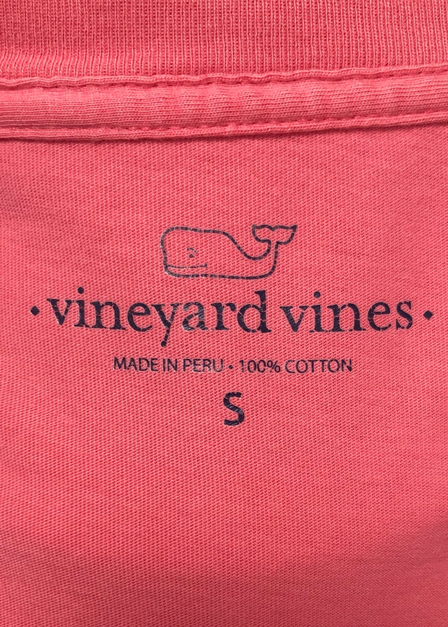 Camiseta cuello redondo Vineyard Vines 🐳 color rosado magenta con logo de ballena con peces Talla S