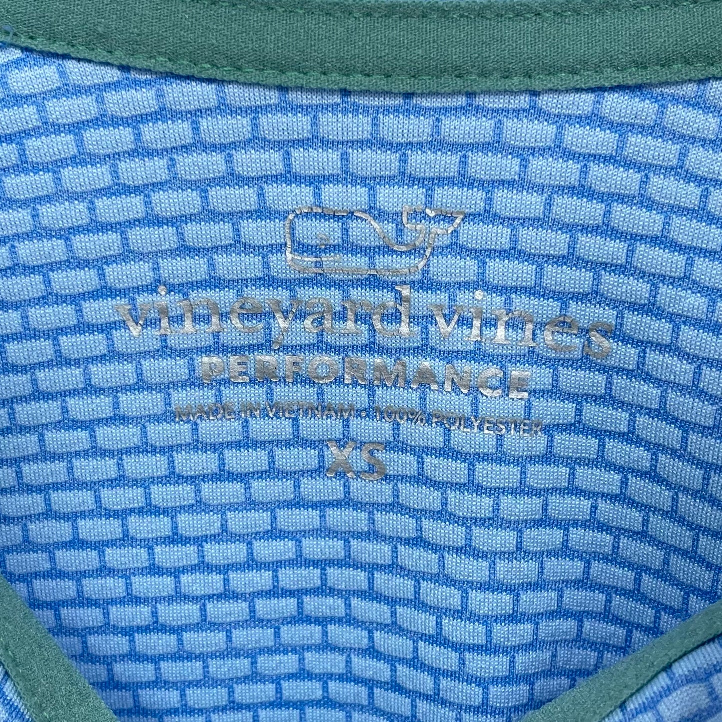 Sueter Jersey Vineyard Vines 🐳 Tela performance color celeste con logo plateado Talla XS