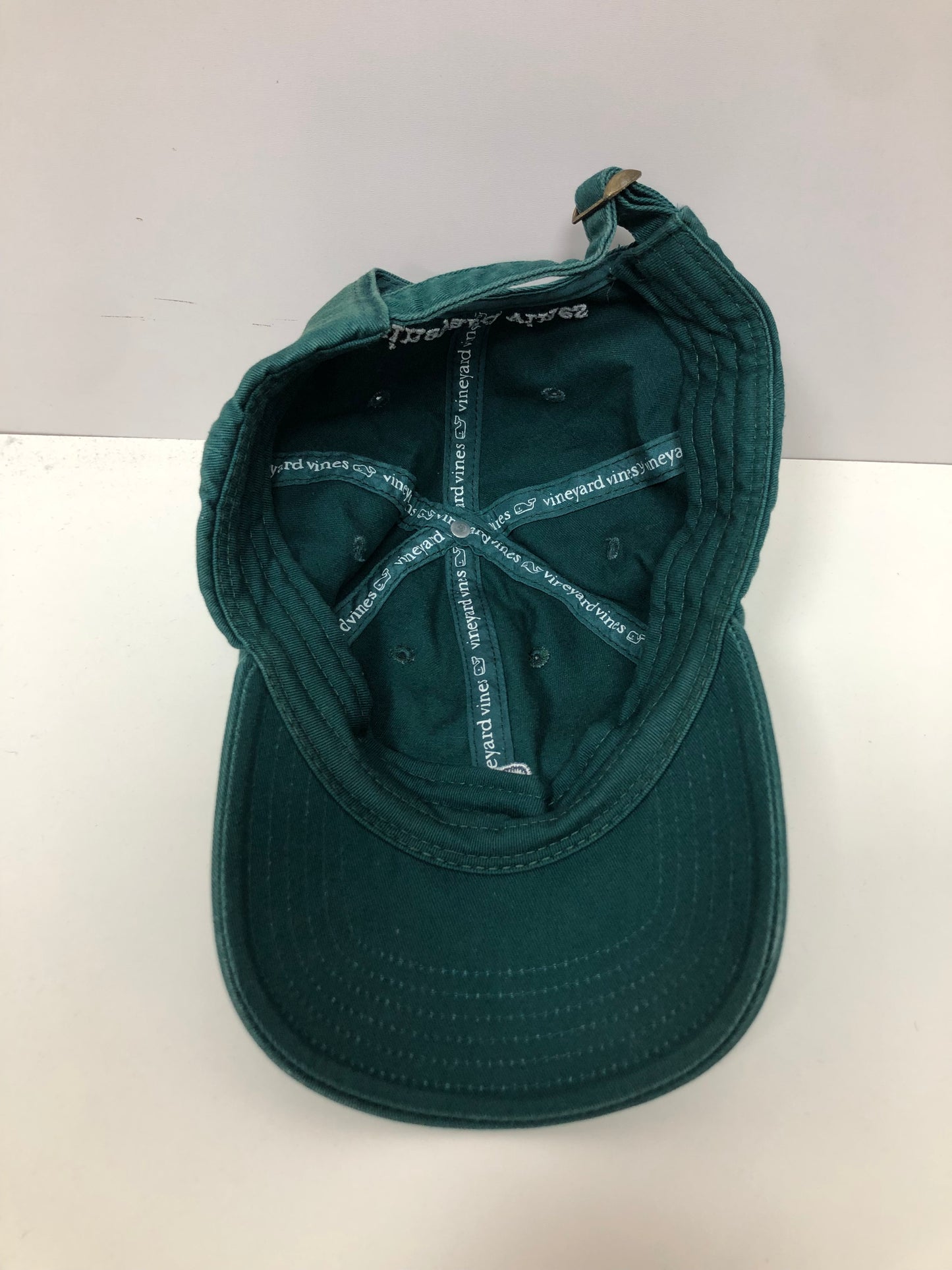 Gorra Vineyard Vines 🐳 color verde oscuro y logo bordado en color azul navy