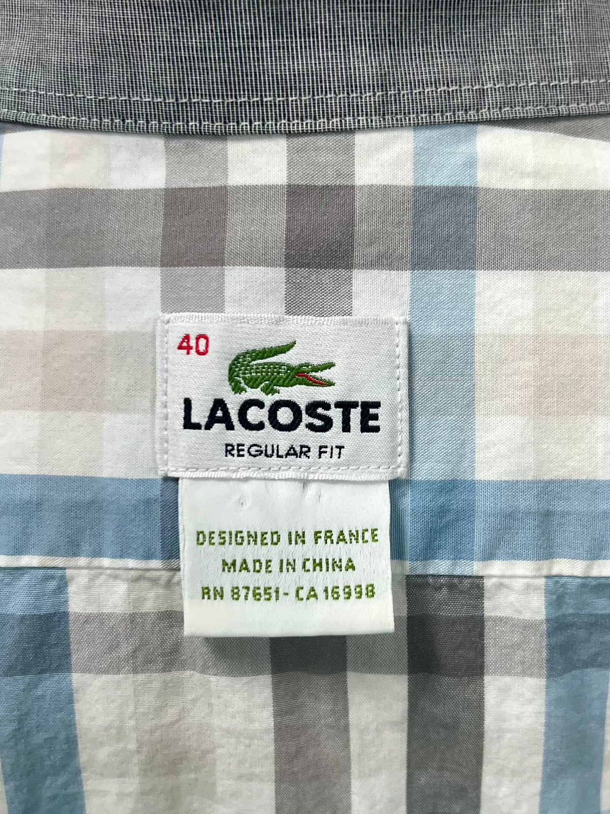 Camisa de botones Lacoste 🐊 color blanco de cuadros en color verde azul y gris Talla M Entalle Regular