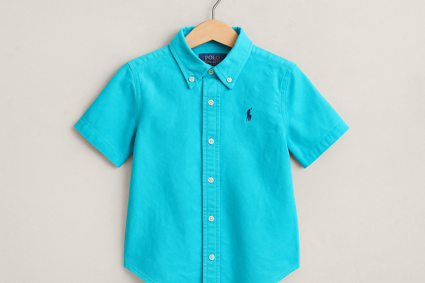 Camisa colgada con logo azul navy