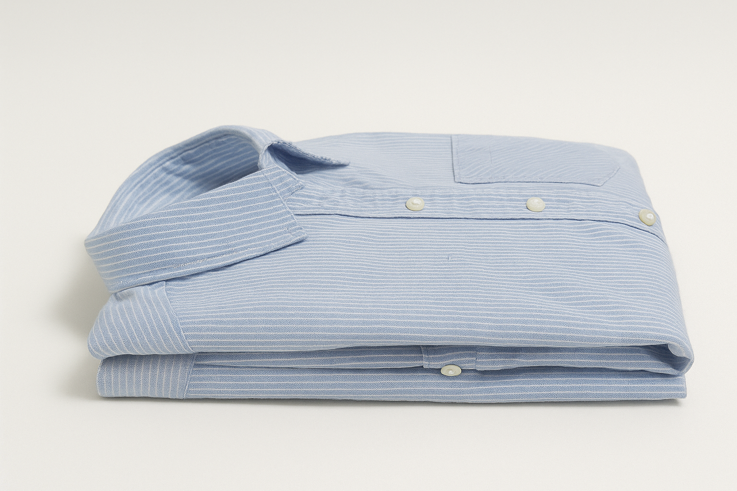 Camisa de rayas azul y blanco para mujer doblada vista lateral