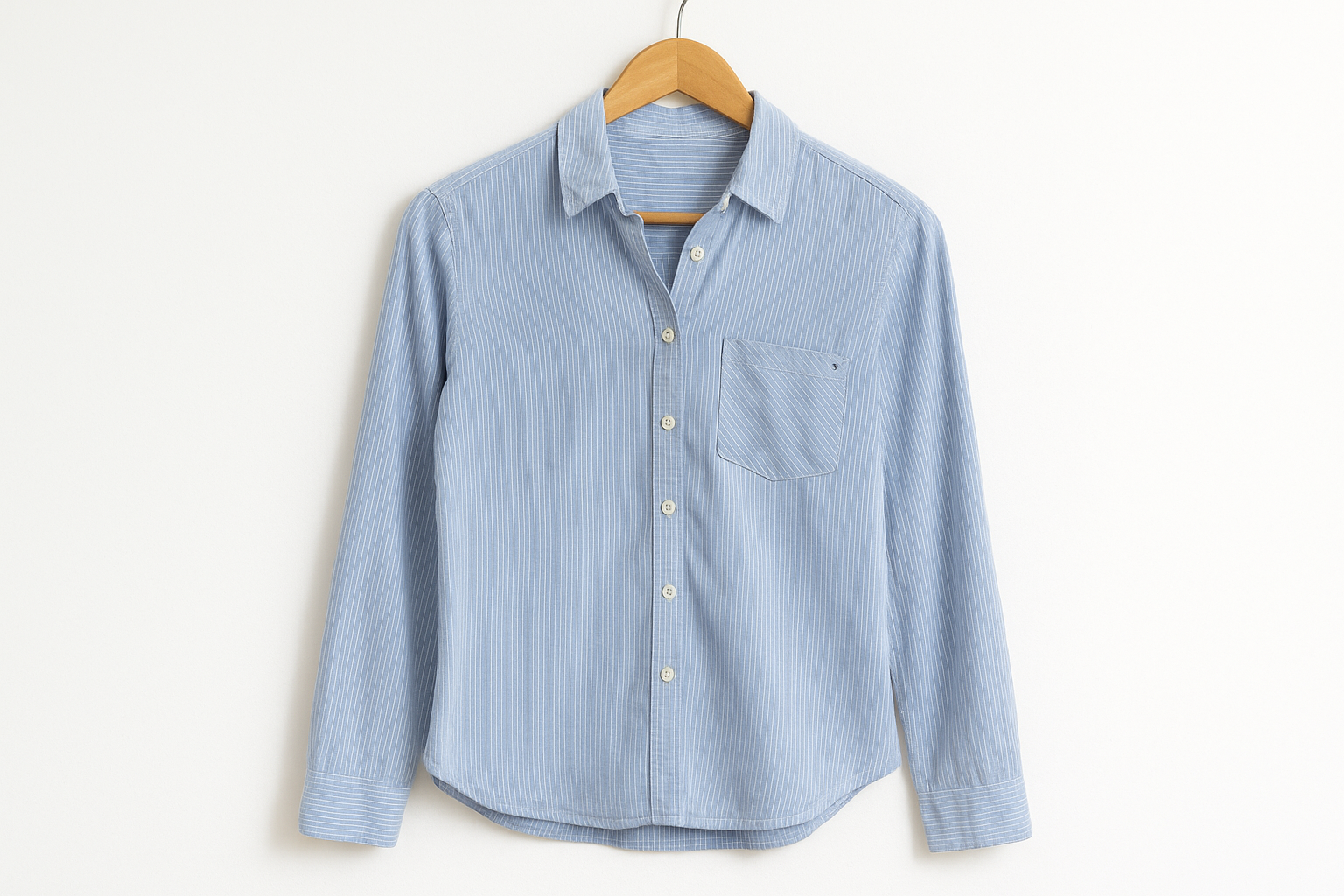 Camisa de rayas azul y blanco para mujer en gancho