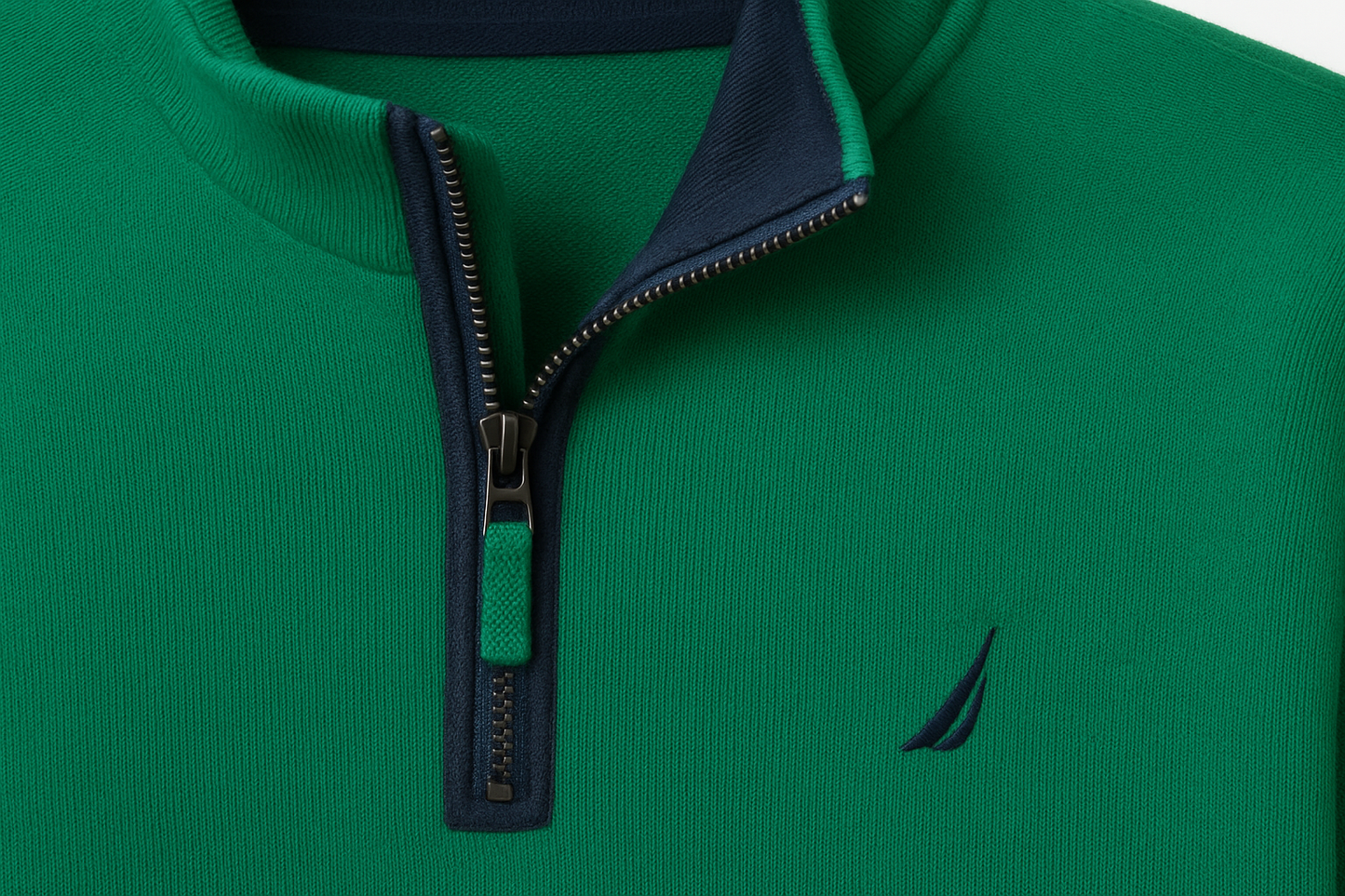 Detalle Cuello Quarter-Zip con Logo Pequeño