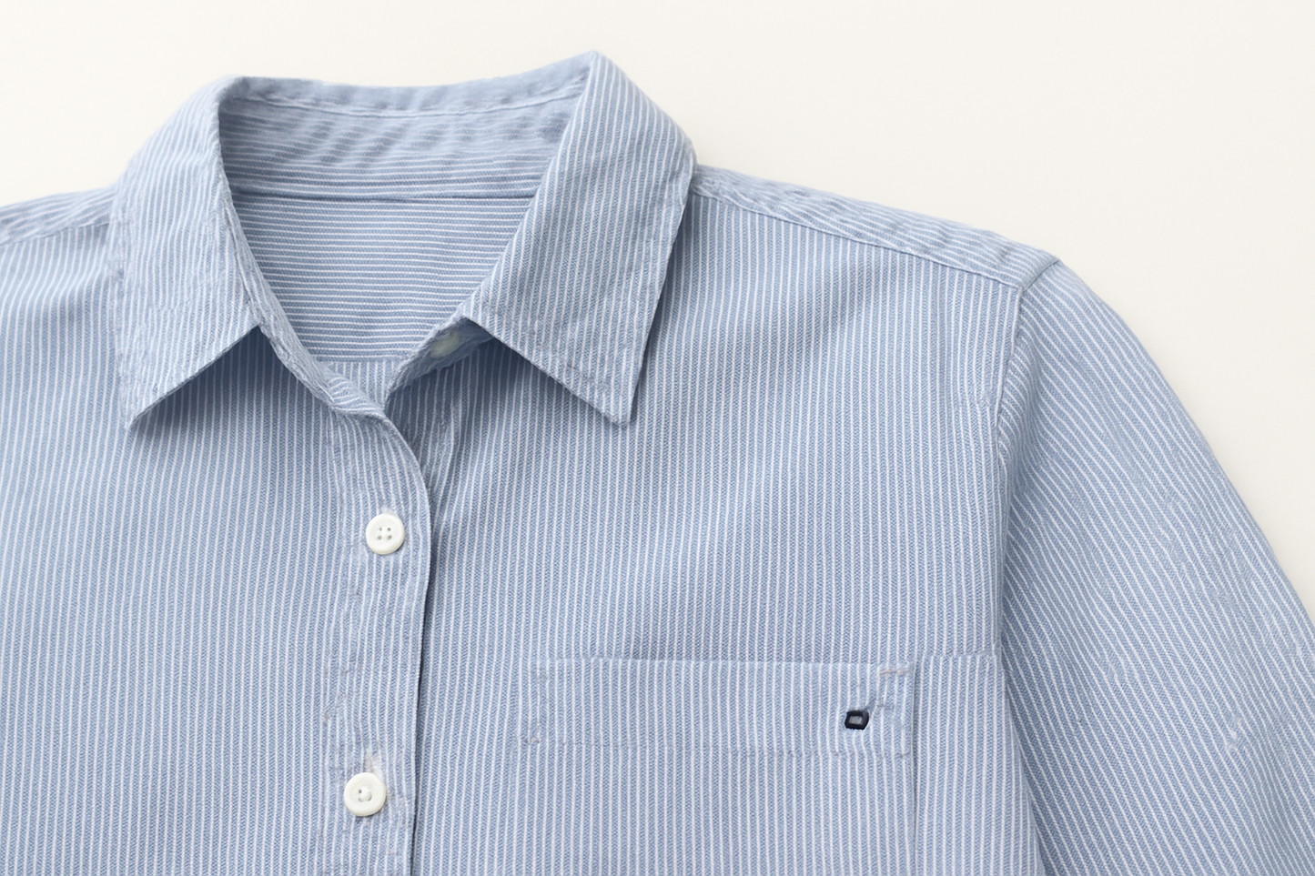 Detalle del cuello y bolsillo