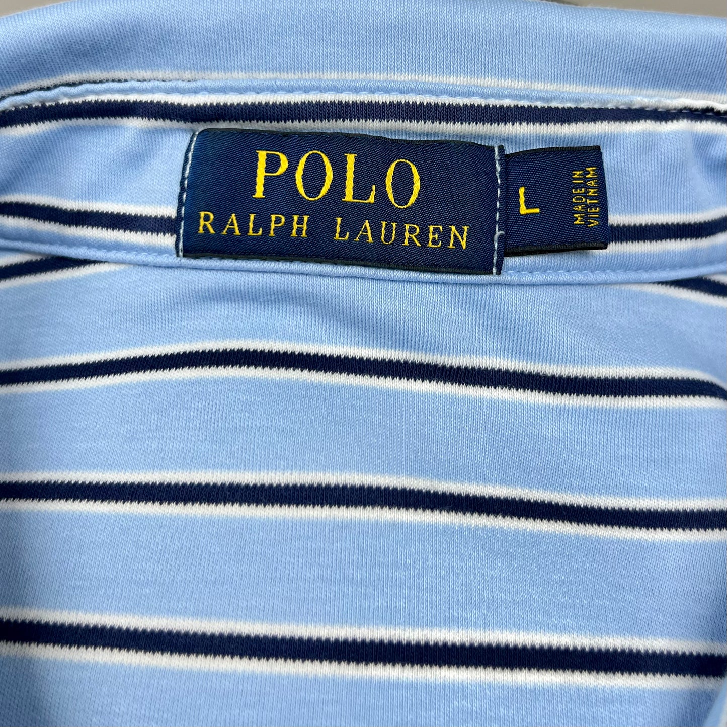 Camiseta Polo Ralph Lauren 🏇🏼 color celeste con patrón de rayas color negro y blanco Talla L Entalle Regular