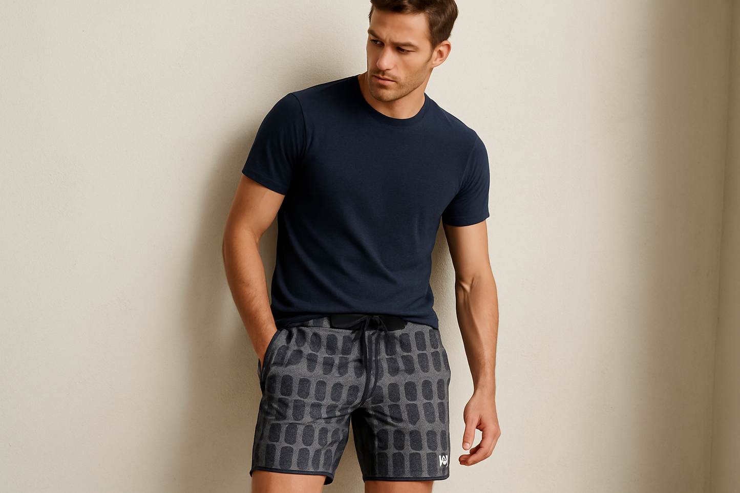 Look 4 - Con camiseta azul marino de cuello redondo, pose apoyado