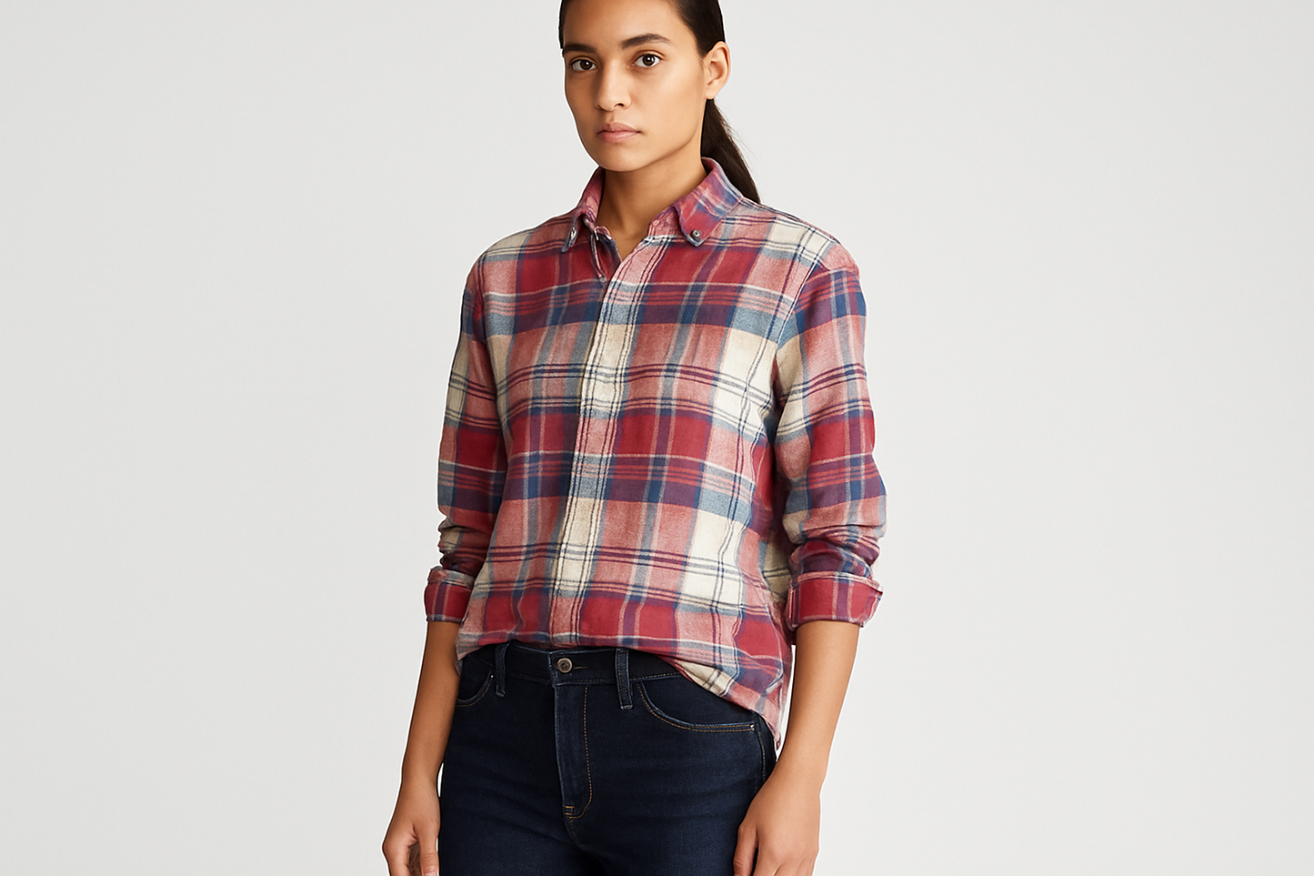 Look casual con jeans oscuros