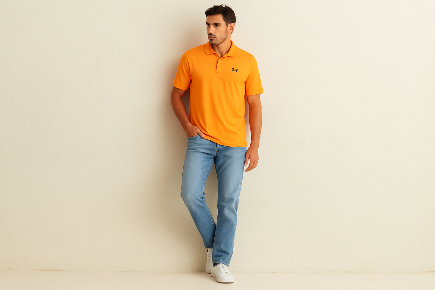 Look casual relajado con jeans claros