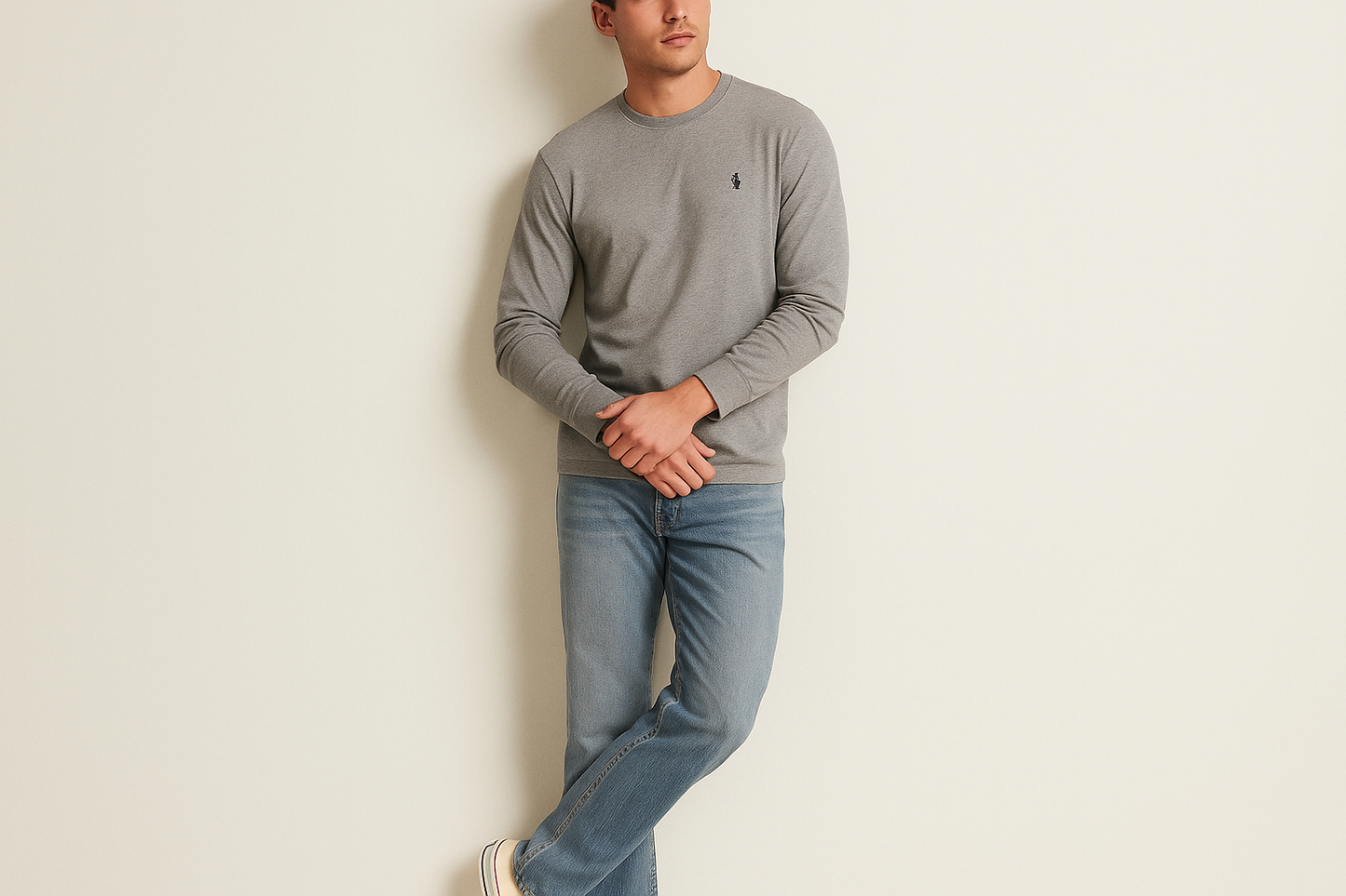 Look casual relajado con jeans claros