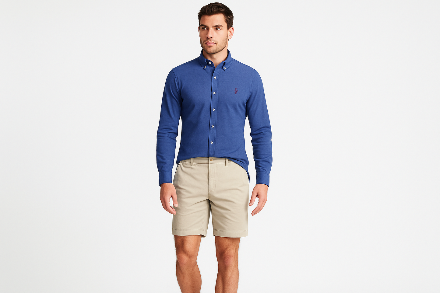 Modelo atlético con outfit completo: Camisa azul #365a8a y short beige #d8d7c1