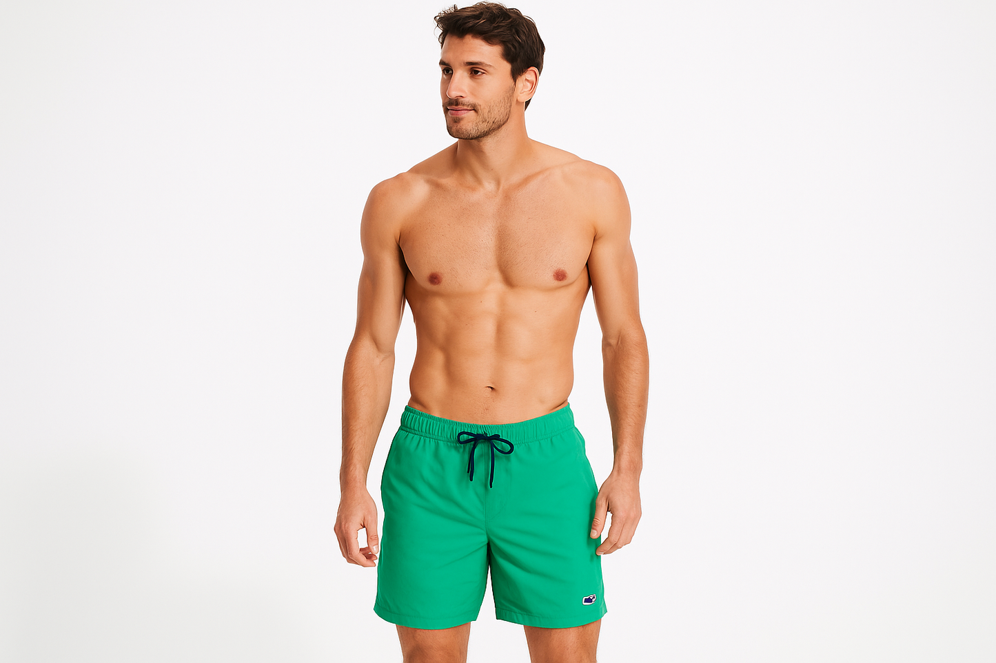 Modelo atlético pose beach casual