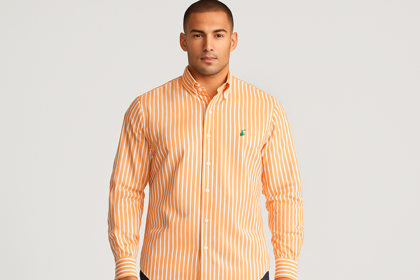 Modelo atlético vista frontal con logo Polo Ralph Lauren verde