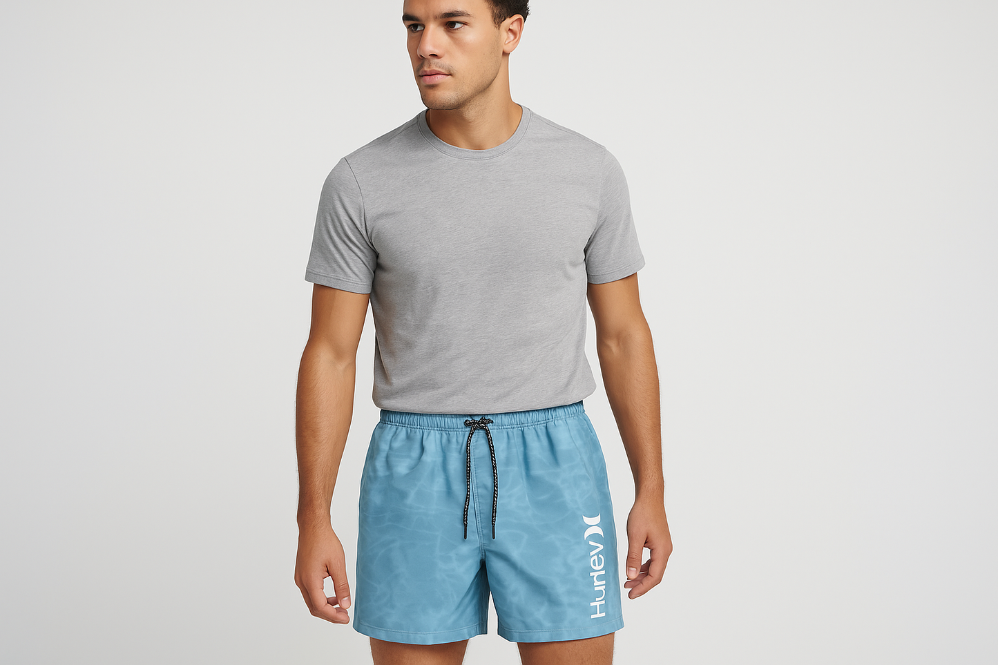 Modelo con camiseta gris cuello redondo